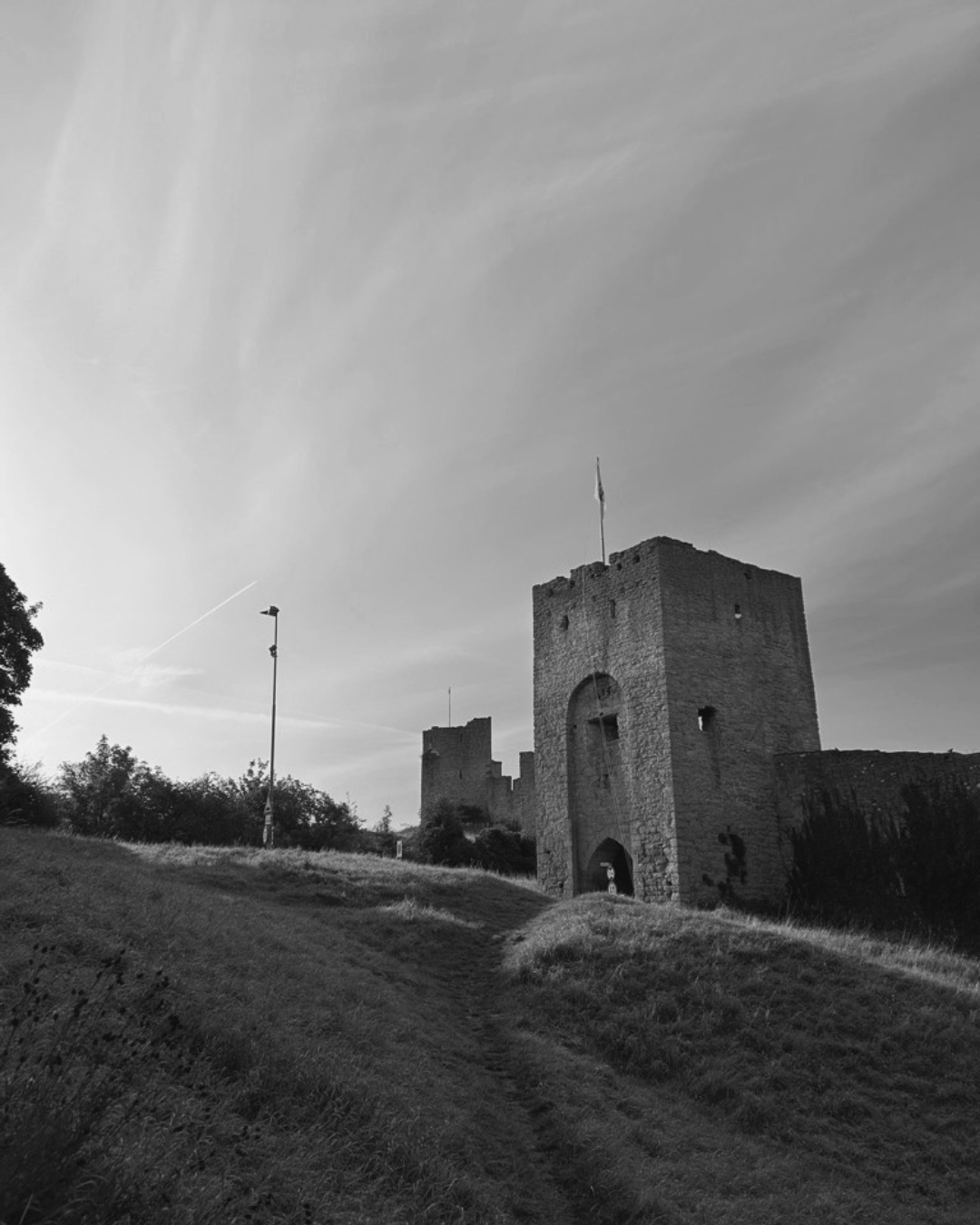 Visby ringmur i svartvitt